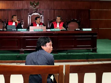 Komedian Mandra menjalani sidang perdana beragenda pembacaan dakwaan di Pengadilan Tipikor, Jakarta, Kamis (20/8/2015). Mandra terjerat kasus korupsi pengadaan program siap siar TVRI pada 2012 bernilai Rp 47,8 miliar. (Liputan6.com/Yoppy Renato)