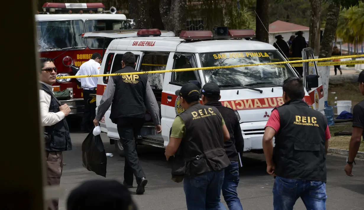 Petugas forensik menyelidiki kebakaran sebuah asrama penampungan anak-anak di Guatemala, Rabu (8/3). Tempat itu tidak hanya digunakan sebagai panti asuhan atau rumah aman, namun juga difungsikan sebagai pusat penahanan anak. (JOHAN ORDONEZ / AFP)