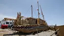 Penampakan perahu Viracocha III dipamerkan kepada publik di Pantai Chinchorro di kota Arica, Chili (5/2). Perahu ini akan berangkat berlayar dari Chili menuju Australia melintasi Samudera Pasifik. (AFP Photo/Ignacio Munoz)