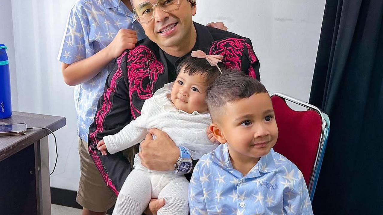Potret Raffi Ahmad Syuting Ditemani Rafathar, Rayyanza dan Lily