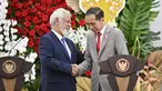 Presiden Republik Indonesia Joko Widodo atau Jokowi (kanan) berjabat tangan dengan Perdana Menteri (PM) Timor Leste Xanana Gusmao saat konferensi pers di Istana Bogor, Bogor, Jawa Barat, Jumat (26/1/2024). (Adek BERRY/AFP)