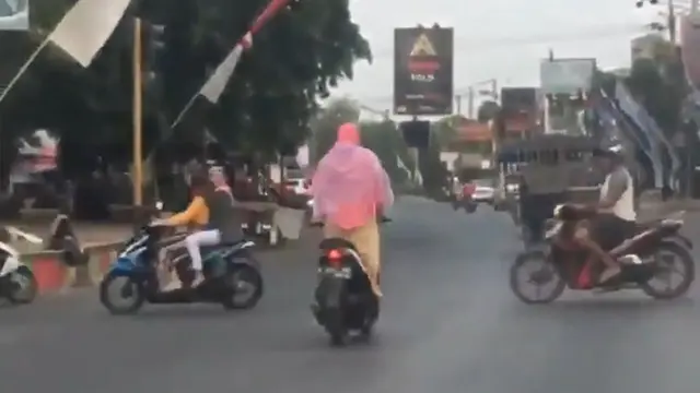 Perempuan Berdiri saat Mengendarai Motor