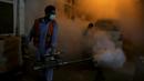 Petugas kesehatan Pakistan melakukan pengasapan untuk membunuh nyamuk dalam upaya mencegah wabah demam berdarah, di Peshawar, Pakistan, Jumat (23/9/2022). Pakistan telah mengerahkan ribuan dokter dan paramedis tambahan di provinsi yang paling parah dilanda banjir di negara itu untuk menahan penyebaran penyakit yang telah menewaskan lebih dari 300 orang di antara para korban banjir, kata para pejabat. (AP Photo/Muhammad Sajjad)