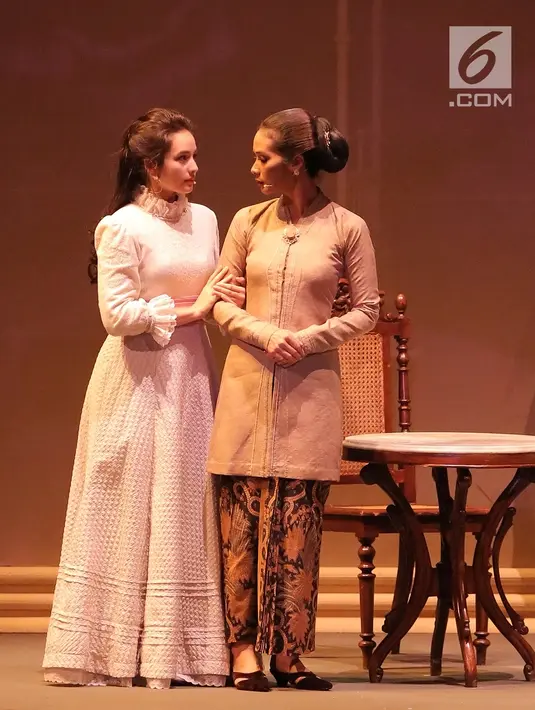 Chelsea Islan dan Marsha Timothy dalam pertunjukkan ketiga Bunga Penutup Abad di Taman Ismail Marzuki, Jakarta (17/11).Pertunjukkan teater tersebut diadaptasi dari novel karya Pramoedya Ananta Toer. (Fimela.com/Bambang E.Ros)