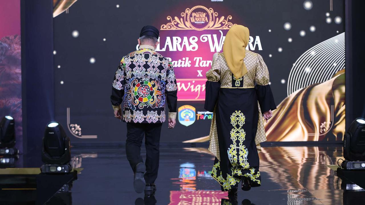 FOTO: Wali Kota Tarakan & Istri Tampil Elegan  dengan Batik Khas Tarakan di Parade Wastra Nusantara 2025