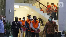 Sejumlah anggota DPRD Muara Enim berjalan saat jumpa pers di Gedung KPK, Jakarta, Kamis 30/09/2021). Sebanyak 10 anggota DPRD Muara Enim ditahan terkait dugaan suap pengadaan barang dan jasa di Dinas PUPR dan pengesahan APBD tahun 2019. (Liputan6.com/Herman Zakharia)