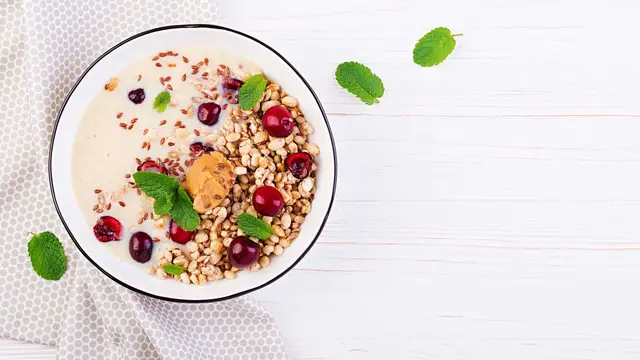 Oatmeal Makanan yang Cocok Untuk Kamu Menjalankan IF (photo by freepik.com/timolina)