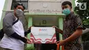 Perwakilan Jurnalis Peduli memberikan perlengkapan new normal kepada petugas Puskesmas Kelurahan Pulau Panggang, Kepulauan Seribu, Kamis (10/9/2022). BNI juga memberikan bantuan paket sembako BNI bagi warga terdampak pandemi Covid-19 yang saat ini semakin naik. (Liputan6.com/HO/JurnalisPeduli)