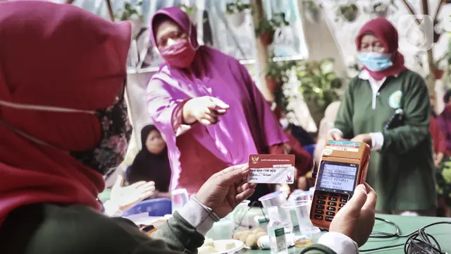 Antrean Warga Kota Tangerang Terima Penyaluran  BPNT