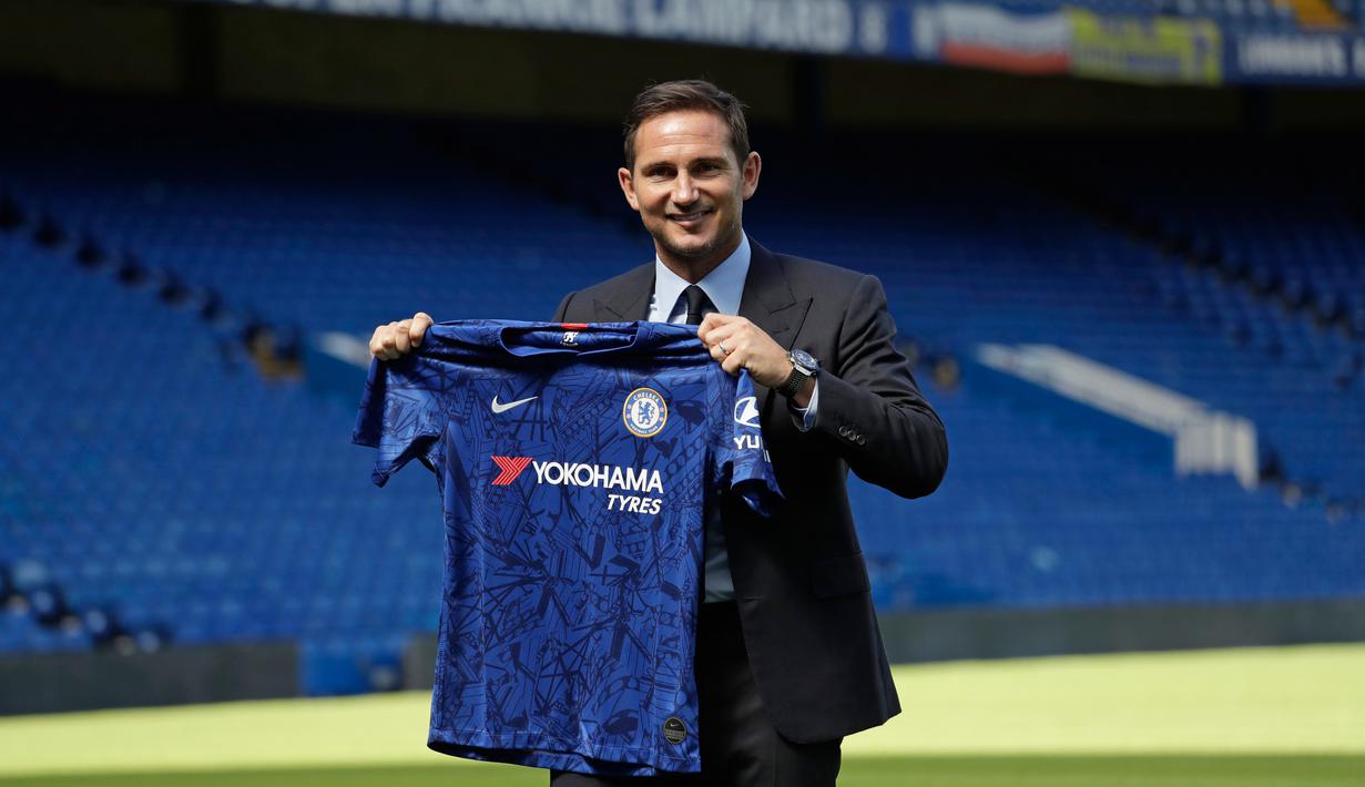 Manajer Chelsea, Frank Lampard menunjukkan jersey Chelsea di Stadion Stamford Bridge, London, Inggris, Kamis (4/7/2019). Lampard telah resmi menjadi manajer Chelsea. (AP Photo/Matt Dunham)