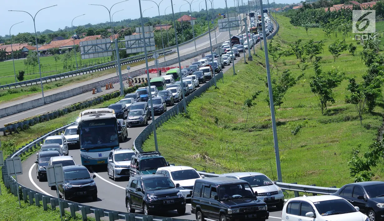 Kendaraan antre menuju pintu keluar Tol Brebes Timur, Jawa Tengah, Sabtu (23/12). Libur Natal 2017, antrian kendaraan yang akan keluar dari pintu Tol Brebes Timur mencapai tiga kilometer. (Liputan6.com/Helmi Fithriansyah)