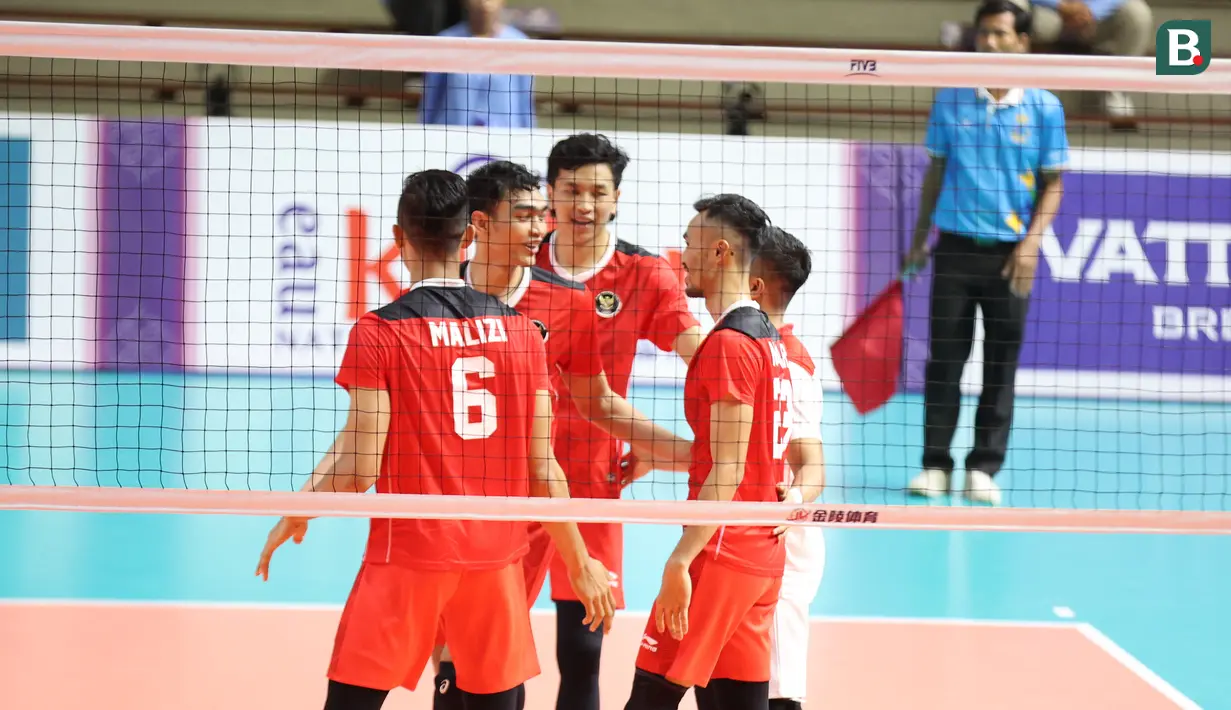 Selebrasi para pemain tim bola voli putra Indonesia setelah meraih poin saat menghadapi Filipina pada laga pertama Grup A cabor bola voli putra SEA Games 2023 di Olympic Complex Indoor Main Hall, Phnom Penh, Kamboja, Rabu (3/5/2023). Tim bola voli putra Indonesia menang 3-0 (25-18, 25-18, 25-23). (Bola.com/Abdul Aziz)