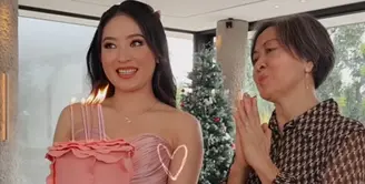 Natasha Wilona merayakan ulang tahun dengan makan siang bersama ibunda dan kerabatnya. Kali ini ia tampil dengan gaya baby doll di usia 27 tahun. [@felicyangelista_]