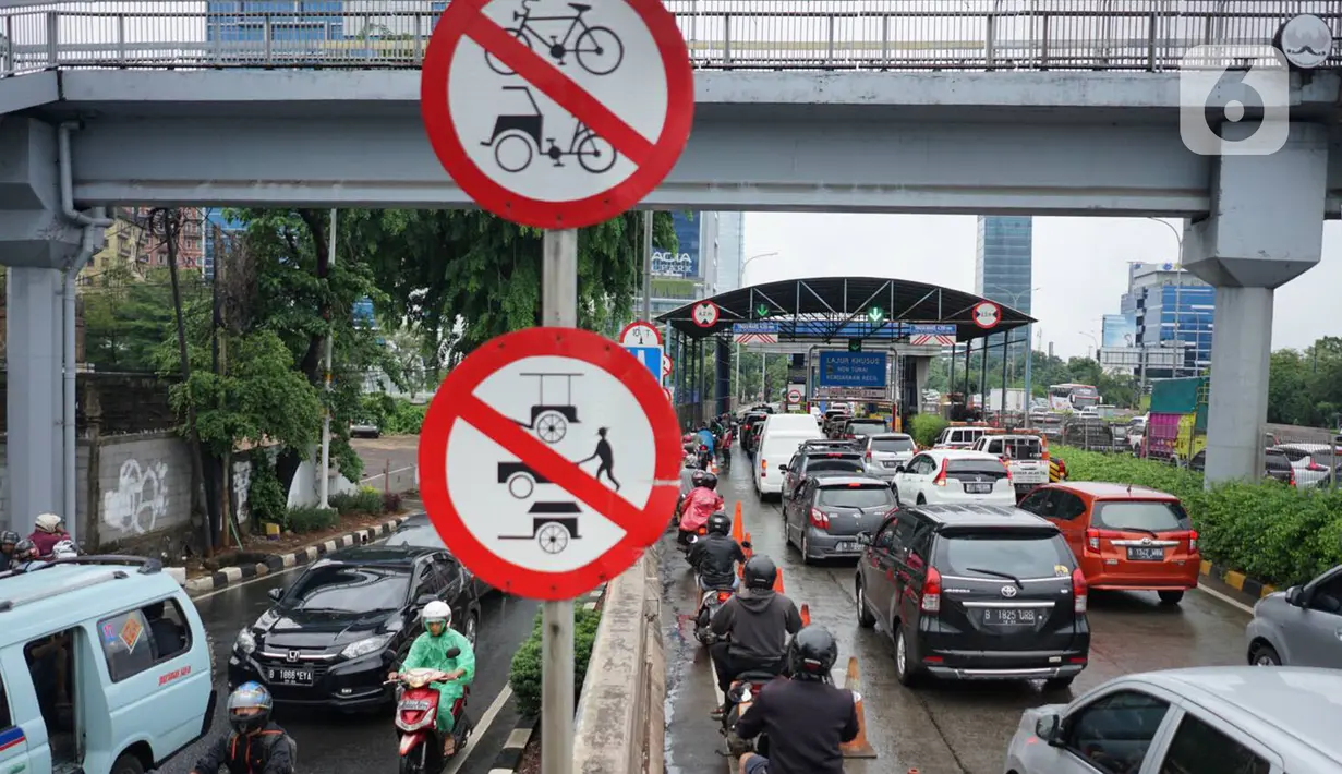 Pengendara motor memasuki Gerbang Tol Lenteng Agung 2 di Tanjung Barat, Jakarta, Rabu (1/1/2020). Banjir yang menggenangi Jalan TB Simatupang menyebabkan akses bagi pengendara terputus sehingga membuat arus lalu lintas seluruh kendaraan dialihkan melalui jalan tol. (Liputan6.com/Immanuel Antonius)