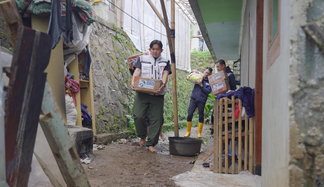 Peristiwa tersebut mengakibatkan sejumlah warga terdampak dan membutuhkan bantuan darurat akibat kerusakan permukiman serta terganggunya aktivitas masyarakat.