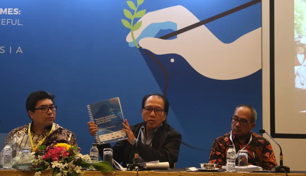 Ketua ATVSI Ishadi S. K. (tengah) menunjukan Naskah Akademik dan RUU Penyiaran Usulan ATVSI didampingi Sekjen ASTVI Neil R. Tobing (kiri) dan Suryopratomo saat memberikan keterangan dalam World Press Freedom Day di JCC (4/5). (Liputan6.com/Angga Yuniar)