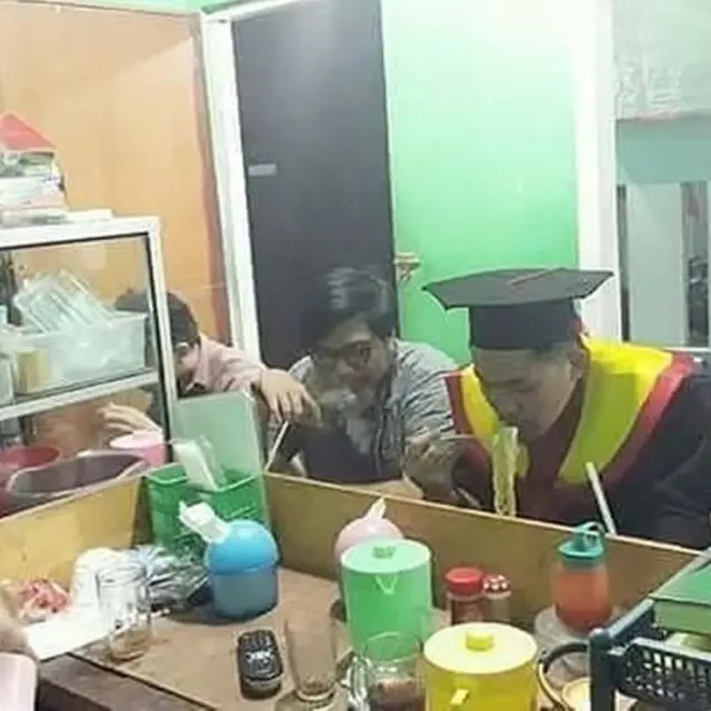 9 Momen Nyeleneh Orang saat Makan Bareng, Lauknya Bikin Bingung
