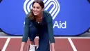 Menjadi sosok yang aktif, Kate juga tampak menjajal sneakers-nya di atas track. Sneakers putih jadi pilihan tepat yang mudah dipadukan dengan apapun.  [Foto: Instagram/ Kate Middleton]