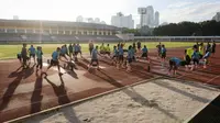 Timnas Wanita Indonesia melakukan pemanasan saat sesi latihan persiapan Piala Asia Wanita 2022 di Stadion Madya, Jakarta, Jumat (07/01/2021). Skuat Garuda Pertiwi dijadwalkan akan menghadapi Australia di laga perdananya yang berlangsung pada 21 Januari mendatang. (Bola.com/Bagaskara Lazuardi)