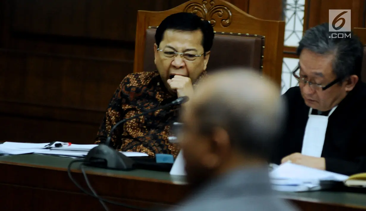 Terdakwa dugaan korupsi proyek e-KTP Setya Novanto saat mengikuti sidang lanjutan di Pengadilan Tipikor, Jakarta, Kamis (11/1). Sidang beragendakan mendengar keterangan saksi. (Liputan6.com/Helmi Fithriansyah)