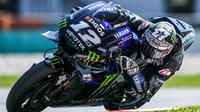 Pebalap Yamaha, Maverick Vinales, saat beraksi pada tes pramusim MotoGP 2019 di Sirkuit Sepang, Kamis (7/2). Pada tes pramusim kali ini Maverick Vinales menduduki posisi pertama dengan catatan waktu 1 menit 58.897 detik. (AFP/Mohd Rasfan)
