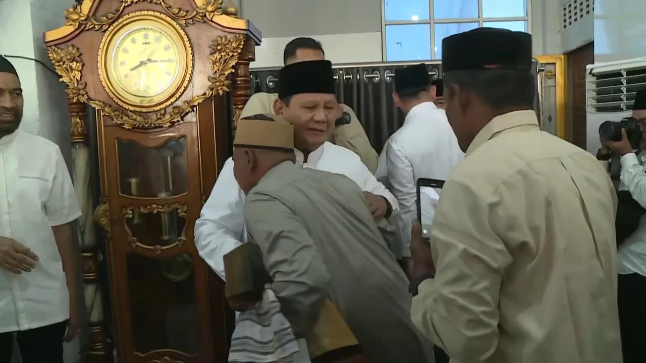 Usai Salat Idulfitri, Prabowo Halal Bihalal dengan Warga di Aceh Tamiang dan Bagikan Bingkisan