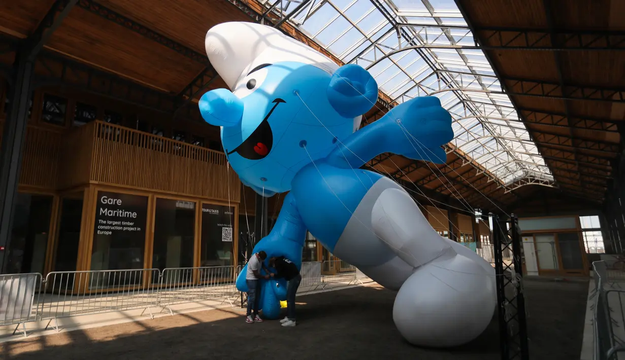 Sejumlah staf menyiapkan balon Smurf saat hari pembukaan Festival Komik Setrip Brussel di Gare Maritime of Tour & Taxis di Brussel, Belgia, pada 11 September 2020. Akibat dampak COVID-19, jumlah peserta pameran dan pengunjung di festival itu mengalami penurunan tahun ini. (Xinhua/Zheng Huansong)