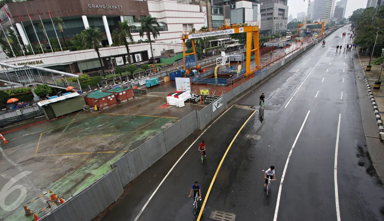 Hujan yang mengguyur Ibukota sejak semalam hingga pagi membuat kawasan CFD sepi pengunjung, Jakarta, Minggu (28/2/2016). Tampak sejumlah warga tetap berktivitas di kawasan CFD. (Liputan6.com/Immanuel Antonius)