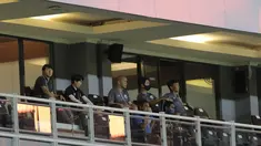 Pelatih Timnas Indonesia U-20, Shin Tae-yong, tertangkap kamera sedang memantau pertandingan antara Vietnam melawan Hong Kong yang digelar sebelum duel Timnas U-20 melawan Timor Lestedi Stadion Gelora Bung Tomo. (Bola.com/Ikhwan Yanuar)