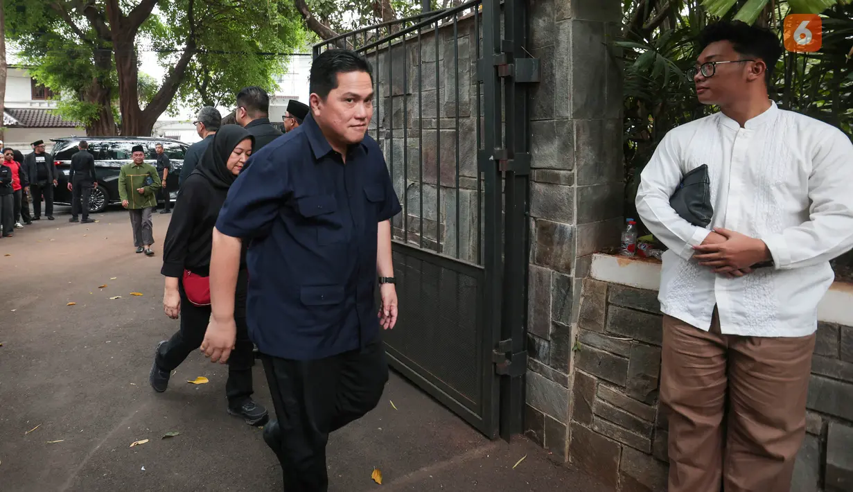 Erick Tohir tiba di rumah duka Guruh Soekarnoputra di Jalan Sriwijaya Raya, Kebayoran Baru, Jakarta Selatan, Sabtu (26/9/2026), untuk menyampaikan belasungkawa kepada keluarga almarhum. (KLY/Budy Santoso)
