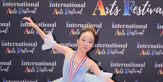 Tak hanya jadi sekadar hobi, Thalia Putri Onsu torehkan prestasi lewat menari balet. Ia baru saja membawa pulang medali perunggu dengan menang juara 3 lomba balet di Malaysia [@ruben_onsu]