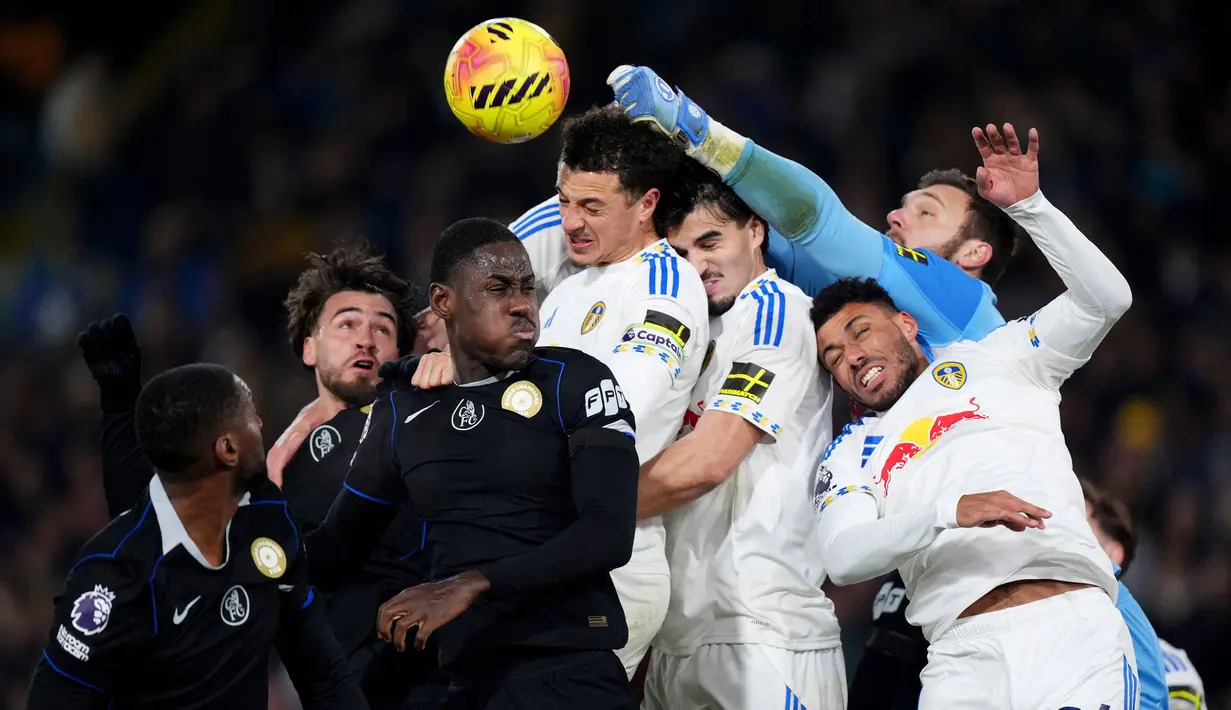 Sejumlah pemain Chelsea (kiri) dan pemain Leeds United berduel udara dalam laga lanjutan Liga Inggris 2025/2026 di Elland Road, Leeds, Inggris, Rabu (03/12/2025). (AP Photo/PA/Mike Egerton)