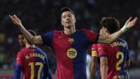 Penyerang Barcelona, Robert Lewandowski melakukan selebrasi usai mencetak gol pertama untuk timnya saat pertandingan Liga Spanyol melawan Getafe CF di Estadi Olimpic Lluis Companys, Barcelona, Rabu 25 September 2024 atau Kamis (26/9/2024) dini hari WIB. (LLUIS GENE/AFP)