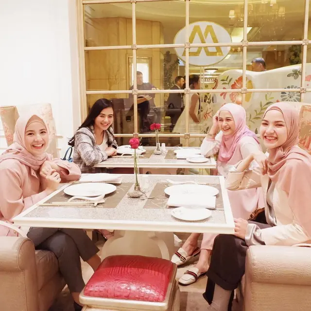 Jadi YouTuber, Ini 7 Momen Kompak Geng Artis The Berempat Aja