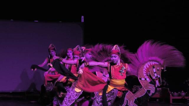 Bupati Banyumas Achmad Husein mengundang Pembina Pakumas Suherman, Kepala Dinporabudpar, pegiat seni Edi Romadon, Jarot Setyoko, dan undangan lainnya untuk naik panggung dan didaulat untuk ikut menari Ebeg. (Foto: Liputan6.com/Humas Pemkab Banyumas)