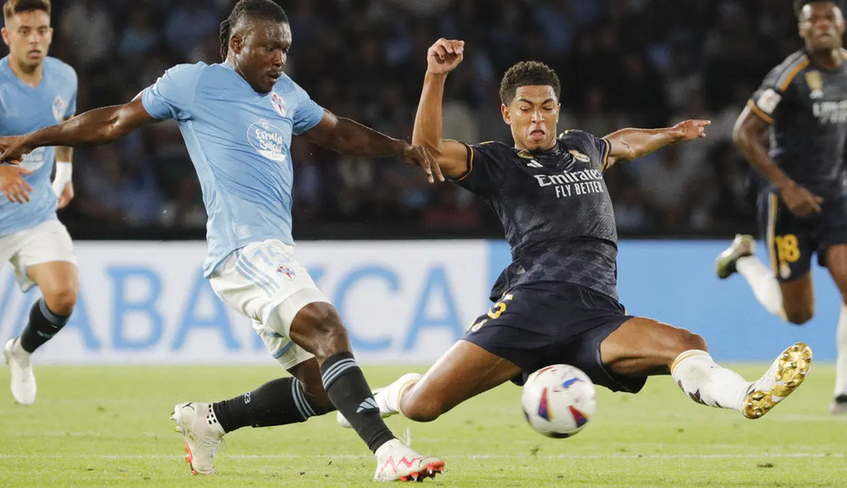 Pemain Real Madrid, Jude Bellingham, melakukan selebrasi setelah mencetak gol ke gawang Celta Vigo pada laga Liga Spanyol di Stadion The Balaidos, Sabtu (26/8/2023). Madrid menang dengan skor tipis 1-0. (AP Photo/Lalo R. Villar)