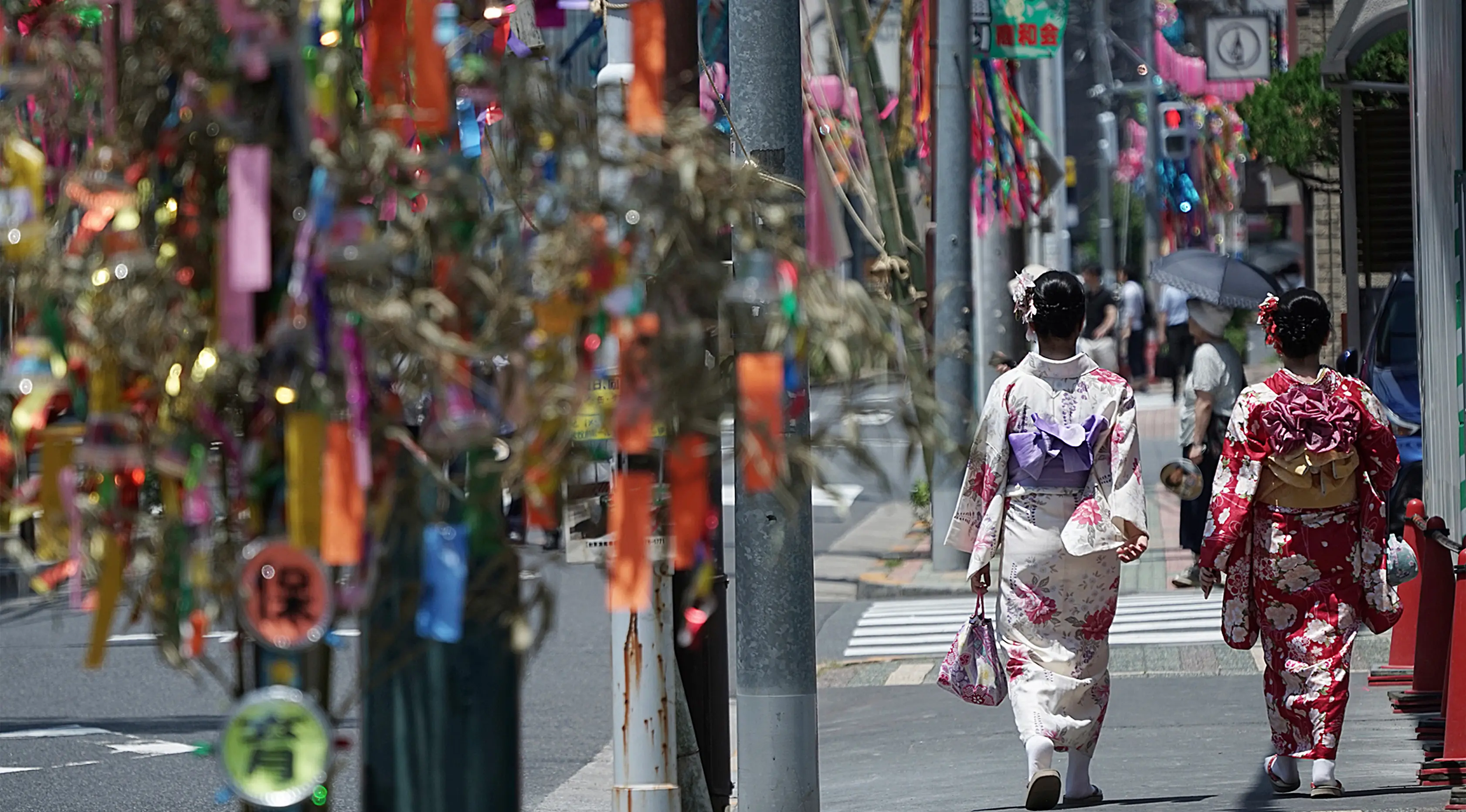 Pengunjung mengenakan kimono saat mengikuti The Star Festival di Haratsuka,Tokyo, Jumat (7/7).  Dalam festival ini mereka menuliskan keinginan dalam potongan kertas berwarna digantungkan pada cabang bambu di sekitar rumah mereka. (AP/Eugene Hoshiko)