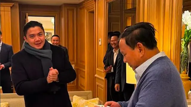 Momen Presiden Prabowo memberikan kejutan Ulang Tahun ke-37 Seskab Teddy Indra Wijaya saat kunjungan kerja di Paris Prancis. (Istimewa)