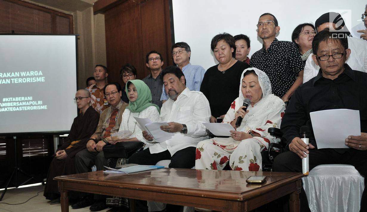 Sinta Nuriyah (kedua kanan) bersama para tokoh yang tergabung dalam Gerakan Warga Lawan Terorisme memberi pernyataan sikap terkait tragedi bom Surabaya dan Sidoarjo, di Jakarta, Selasa (15/5). (Merdeka.com/Iqbal S Nugroho)
