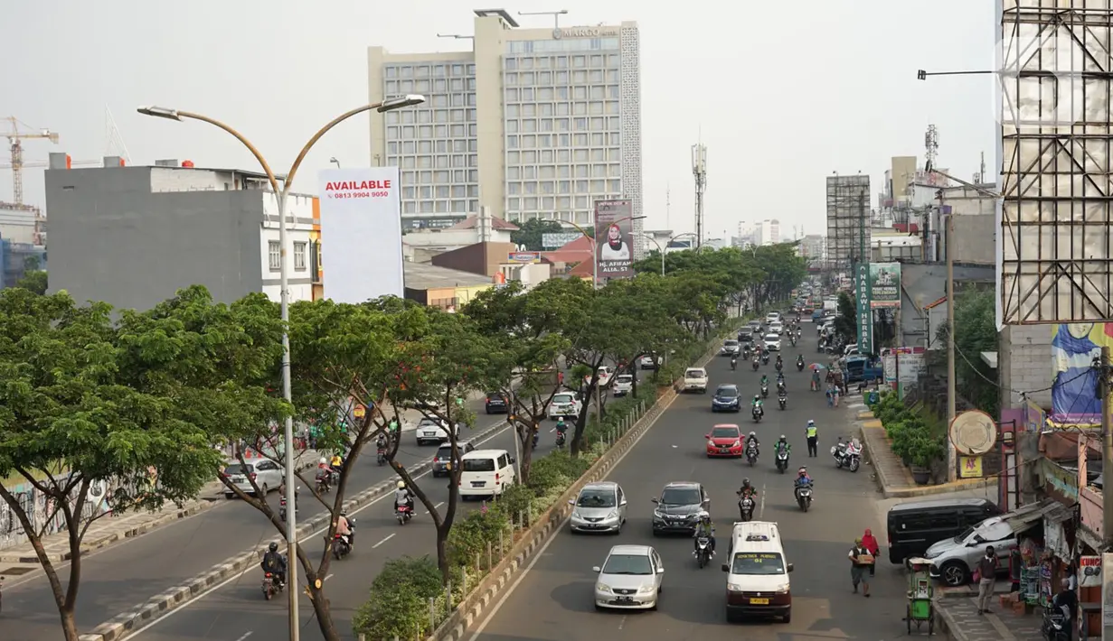 Kendaraan melintas di Jalan Margonda Raya, Depok, Jawa Barat, Sabtu (25/7/2020). Penerapan tilang elektronik di Kota Depok diberlakukan untuk menekan pelanggaran lalu lintas. (Liputan6.com/Immanuel Antonius)