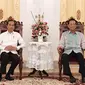 Presiden Joko Widodo berbincang dengan Sri Sultan Hamengkubuwono X saat bersilahturahmi ke Keraton Yogyakarta, Jumat (28/9). Jokowi dan rombongan tiba di keraton sekira pukul 08.15 WIB. (Liputan6.com/HO/Biropers)