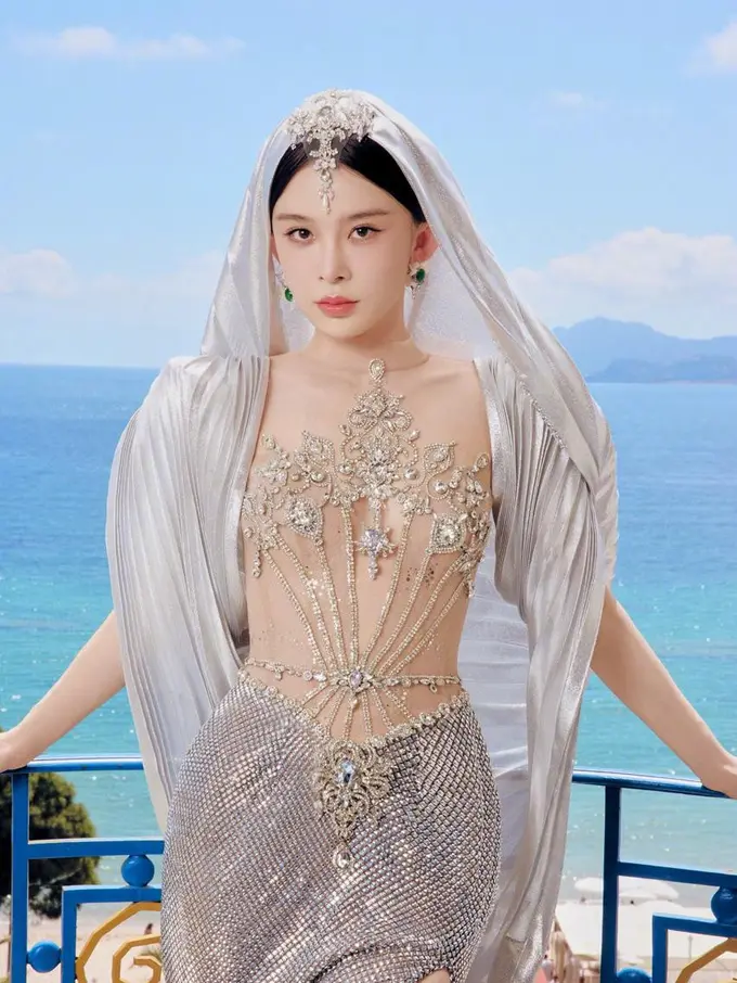 Pakai Gaun Transparan, Gaya Zhao Yingzi Diduga Diusir karena Langgar Aturan Terbaru Cannes 2025