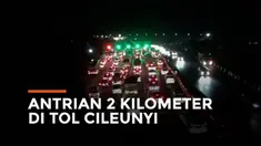 Suasana arus pemudik di tol Cileunyi Jawa Barat terus mengalami kepadatan. Hingga Sabtu (30/4) dini hari puluhan ribu kendaraan melintasi kawasan ini.