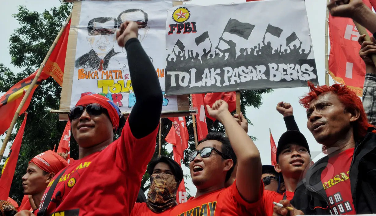  Puluhan ribu buruh memperingati Hari Buruh International (May Day), di depan Istana Negara, Jakarta, Jum'at (1/5/2015). Lebih dari 100.000 buruh memenuhi jalanan Jakarta dan beraksi di depan Istana Merdeka. (Liputan6.com/Andrian M Tunay) 