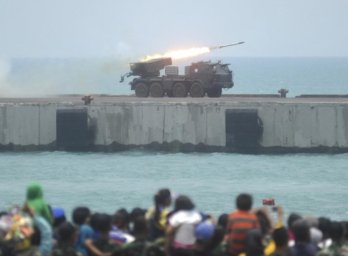 Geladi resik HUT TNI, warga tonton peluncuran rudal dari dekat