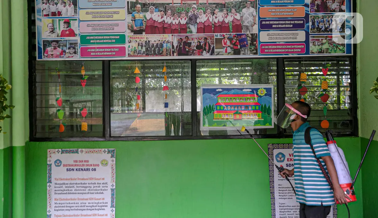Seorang guru mendisinfeksi SDN Kenari 08, Jakarta, Selasa (6/4/2021). Skema yang akan diterapkan adalah pembelajaran tatap muka secara bergantian dengan maksimum 50 persen dari kapasitas ruangan. (Liputan6.com/Faizal Fanani)