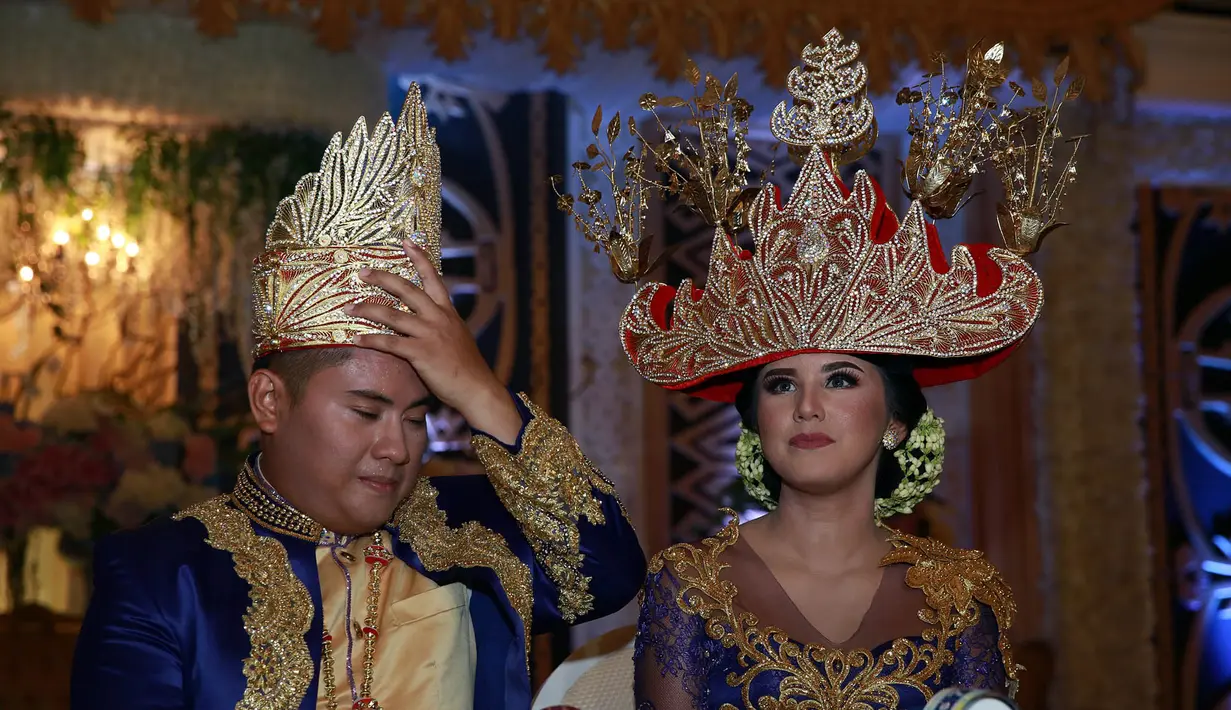 Resespsi mewah pernikahan artis yang mengawali karier sebagai cover girl dan berlanjut menjadi presenter acara Eat Bulaga! Indonesia SCTV (2012), di Balai Sudirman, 3 April 2016 dengan menggunakan adat Lampung. (Deki Prayoga/Bintang.com)