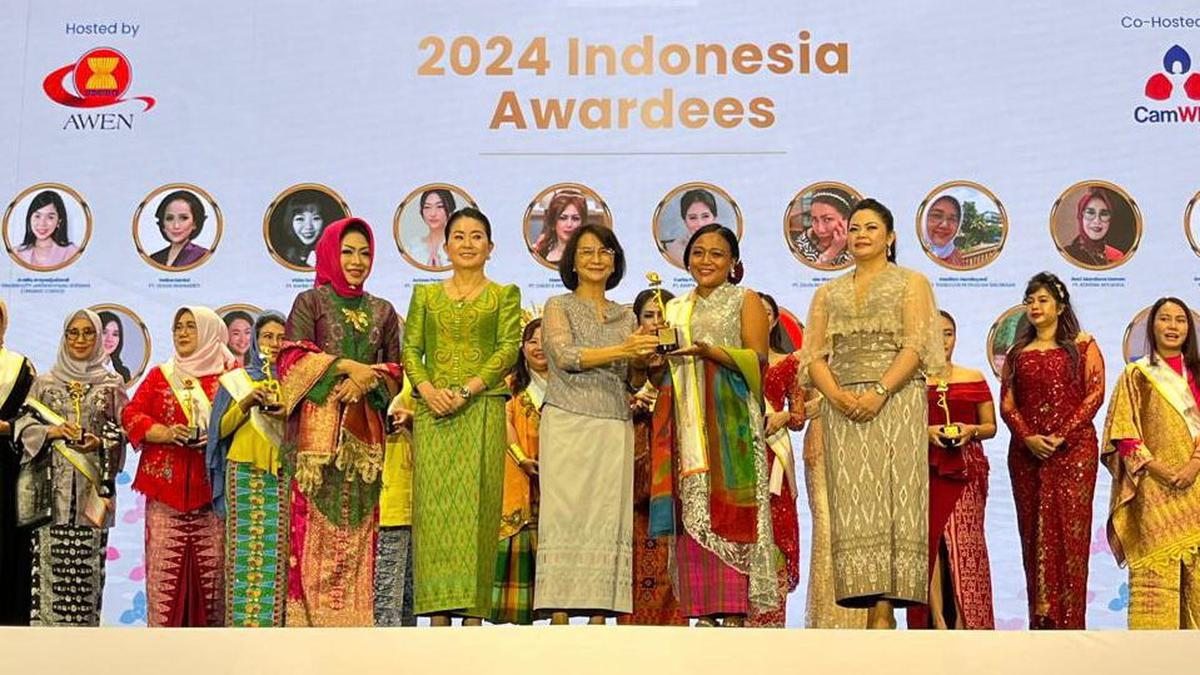 Rinawati Prihatiningsih Raih Penghargaan AWEN Award di Kamboja