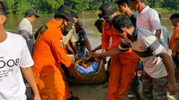 Jasad Iwan saat dievakuasi oleh tim Basarnas Palembang dan tim gabungan lainnya di tepian Sungai Ogan di Kabupaten Ogan Ilir Sumsel (Dok. Humas Basarnas Palembang / Nefri Inge)