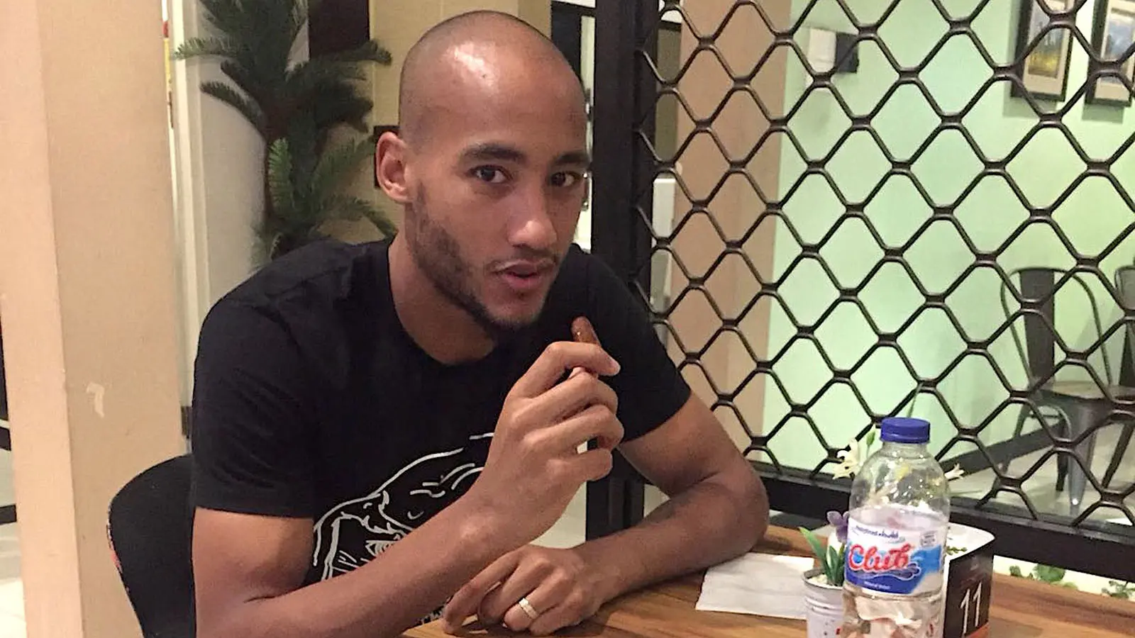 Striker Persela, Loris Arnaud, menggemari kurma. (Bola.com/Aditya Wany)